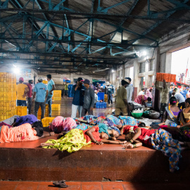Las trabajadoras pesqueras migrantes descansan en el puerto de Mangalore