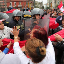Cientos de personas protestan en Lima contra la disolución del Congreso peruano. EFE