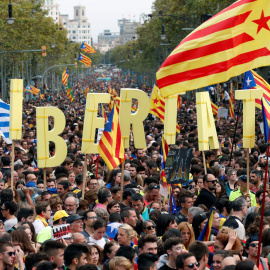 Participantes en las Marchas por la Libertad, en el Paseo de Gracia, de Barcelona. REUTERS/Albert Gea