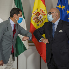 El presidente de la Junta de Andalucía, Juanma Moreno (i), con el portavoz del grupo parlamentario Vox, Alejandro Hernández (d). E.P./María José López