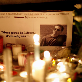  Velas en un memorial improvisado para rendir homenaje a Samuel Paty, el profesor de francés que fue decapitado en las calles del suburbio parisino de Conflans-Sainte-Honorine, en un acto de terrorismo islamista. REUTERS/Eric Gaillard