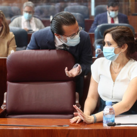 El consejero de Hacienda y Función Pública, Javier Fernández-Lasquetty, habla con la presidenta de la Comunidad de Madrid, Isabel Díaz Ayuso, en la Asamblea de Madrid. E.P./Eduardo Parra