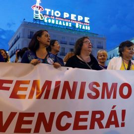  Concentración nocturna convocada por colectivos feministas en la Puerta del Sol de Madrid. EFE/Ballesteros