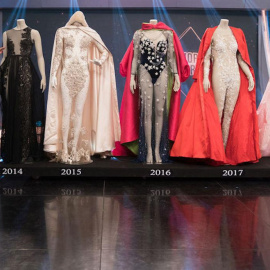 Cristina Pedroche, en el programa de TV 'El Hormiguero', con algunos de los vestidos que ha llevado en la retransmisión de las campanadas de Nochevieja.