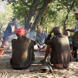 La autor, la investigadora Vanessa Hayes, con miembros del pueblo Ju/‘hoansi en la patria ancestral de la humanidad. Chris Bennett/Evolving Picture