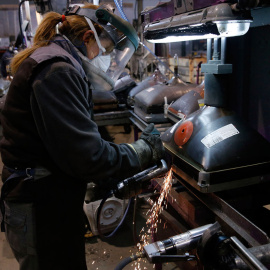  Un trabajador desmonta un televisor en la fábrica de la Compañía Induraees, especializada en el reciclaje de residuos eléctricos y electrónicos, en Osorno, norte de España, el 27 de febrero de 2013.CESAR MANSO / AFP