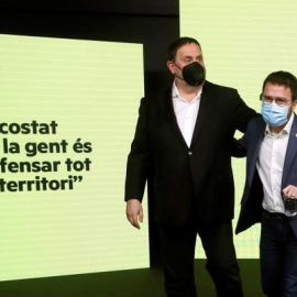  El candidato de ERC a la presidencia de la Generalitat, Pere Aragonès, acompañado por el presidente del partido, Oriol Junqueras. EFE/Alberto Estévez