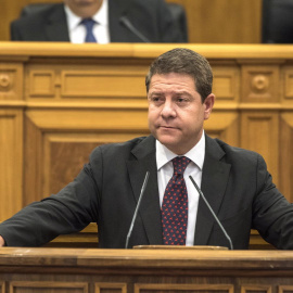 El presidente de Castilla-La Mancha, Emiliano García-Page, en la tribuna del Parlamento autonómico. EFE