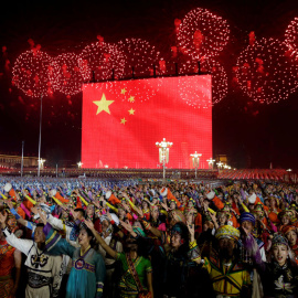 Fuegos artificiales en la Plaza, en la gala gala nocturna conmemorativa del 70 aniversario de la fundación de la República Popular de China, en Pekín. REUTERS / Jason Lee