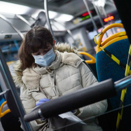  Una mujer protegida con mascarilla montada en un autobús público en Pamplona. E.P./Eduardo Sanz