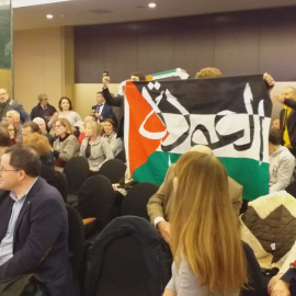 Los activista por los DDHH en Palestina se enfrentan a simpatizantes pro-israelíes durante el acto de Vox.