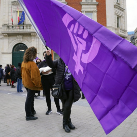 Una mujer ondea una bandera con el símbolo feminista en una concentración en  Bilbao por el 8M.  REUTERS/Vincent West