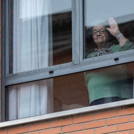 Una anciana saluda por la ventana de una residencia. EFE