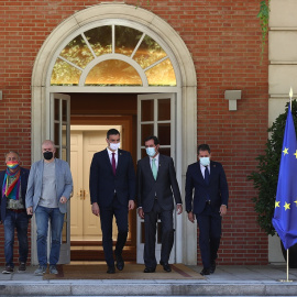 El presidente del Gobierno, Pedro Sánchez, desciende la escalinata del edificio del Consejo de Ministros para iniciar el acto de firma del Pacto por la Reactivación Económica y el Empleo junto a Gerardo Cuerva, presidente de CEPYME; Pepe Álvarez, secr