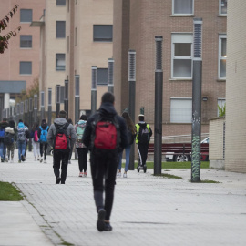  Jóvenes caminan hacia su centro de estudios por una calle de Pamplona. E.P./Eduardo Sanz
