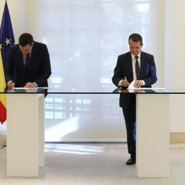 El presidente del Gobierno, Pedro Sánchez, junto al presidente de la Federación Española de Municipios y Provincias y alcalde de Vigo, Abel Caballero, durante la firma del acuerdo entre el Ejecutivo y la FEMP. FOTO: Pool Moncloa/Fernando Calvo