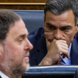 Oriol Junqueras, líder de ERC, pasa por delante de Pedro Sánchez, presidente del Gobierno, durante una sesión en el Congreso. EFE