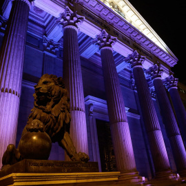 La fachada del Congreso se ilumina por el 8M. Foto: Congreso de los Diputados