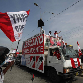 El candidato presidencial Yonhy Lescano, del partido Acción Popular, saluda a simpatizantes durante una caravana en el distrito de Villa El Salvador, el 29 de marzo de 2021 en Lima (Perú).- EFE