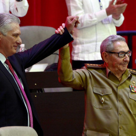 Fotografía que muestra a Miguel Díaz-Canel Bermúdez (i), Presidente de la República, junto al General de Ejército Raúl Castro Ruz (d), tras su elección como Primer Secretario del Comité Central del Partido Comunista de Cuba (CC PCC), durante la Se