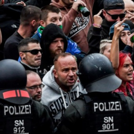  Manifestantes de extrema derecha increpan a la Policía alemana durante una manifestación el pasado verano en Chemnitz, Alemania. /EFE