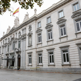 Fachada del edificio del Tribunal Supremo con la bandera española en lo alto. Europa Press