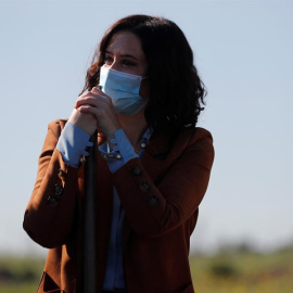  La presidenta de la Comunidad de Madrid, Isabel Díaz Ayuso, participa en un acto de esta semana en las tareas de reforestación dirigidas a paliar la pérdida de arbolado a causa de la borrasca Filomena. EFE/ Emilio Naranjo