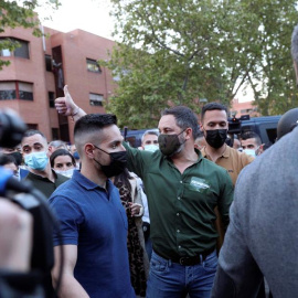 El líder de VOX, Santiago Abascal (c), asiste al acto de presentación de la candidatura de Rocío Monasterio para las próximas elecciones en la Comunidad de Madrid, este miércoles en el distrito de Puente de Vallecas, Madrid.- EFE