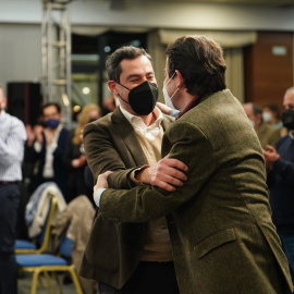 El presidente de Andalucía, Juanma Moreno, acompaña a Alfonso Fernández Mañueco en el primer mitin del PP de la campaña electoral de Castilla y León.- Manuel Ángel Laya / Europa Press