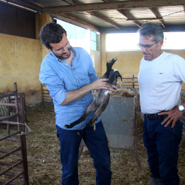  El presidente nacional del PP, Pablo Casado,con una cría de cabra en una granja rodeada de invernaderos afectadas por las riadas, en cabo de gata, Almería.- EUROPA PRESS/ARCHIVO