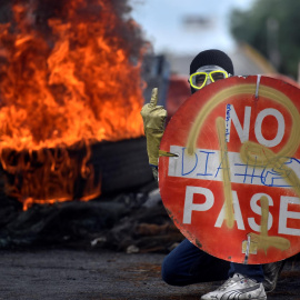 Un manifestante sostiene un aviso durante una protesta reciente en Cali (Colombia).- ERNESTO GUZMÁN / EFE
