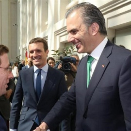 El recién elegido alcalde de Madrid, José Luis Martínez-Almeida (PP), saluda a Javier Ortega Smith (Vox). EP
