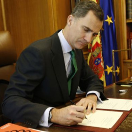 Firma de la disolución de las Cortes y la convocatoria de elecciones generales por parte del rey Felipe VI en 2016. CASA REAL