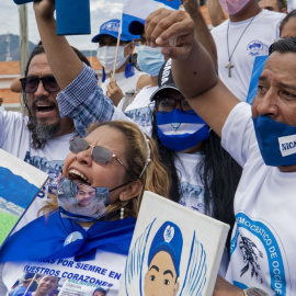 Nicaraguenses residentes en Costa Rica durante una reciente protesta contra Daniel Ortega.- AFP