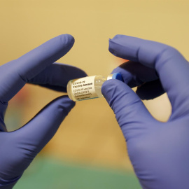  Una profesional sanitaria del CAP Drassanes prepara una dosis de la vacuna Jansen para la COVID-19 en el centro abierto de la Fundación Arrels, que este jueves acoge la vacunación de unas cincuenta de personas sin hogar. EFE/Toni Albir