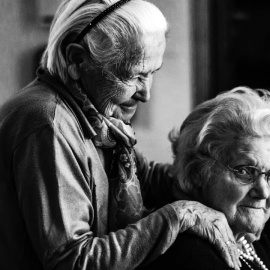 'Frente a la soledad no deseada, ¿la comunidad o el mercado?'