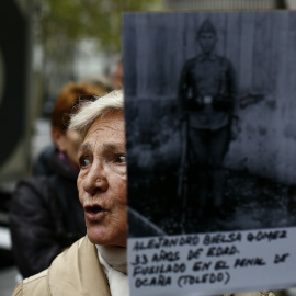  Hija de víctima de la dictadura frente al consulado de Argentina en Madrid.-Óscar del Pozo (Europa Press Foto de ARCHIVO) 8/11/2013