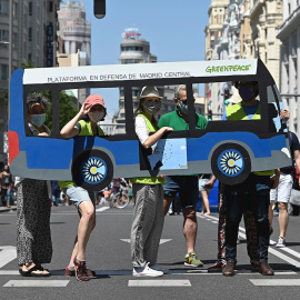 Participantes en la concentración convocada este domingo en la Gran Vía a favor del mantenimiento y ampliación de Madrid Central. EFE/Fernando Villar