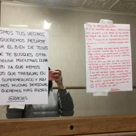 Respuesta de la cajera de Cartagena respondiendo a sus vecinos, que le pedían que abandonase su vivienda./ Facebook