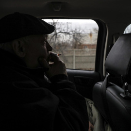  Volodymyr Mykhailov fuma durante un viaje en un automóvil que transportaba a periodistas portugueses que cubrían la guerra de Ucrania, cuando el automóvil se detuvo en un control de seguridad en Zhytomyr, el 13 de marzo de 2022.- EFE