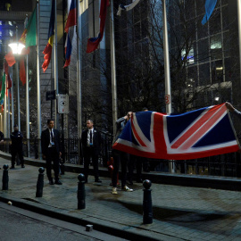 Retirada de la bandera del Reino Unido que ondeaba en el exterior del edificio del Parlamento Europeo en Bruselas, el 31 de enero de 2020. REUTERS/Johanna Geron