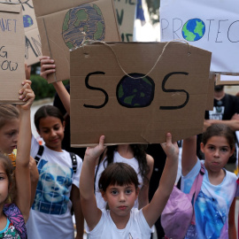 Varios niños sostienen pancartas en una manifestación contra el calentamiento global, en Nicosia (Chipre). REUTERS/Yiannis Kourtoglou