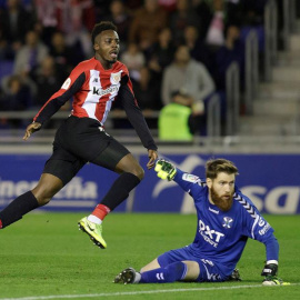 El delantero del Athletic Iñaki Williams (i) tras batir al portero del CD Tenerife Adrián Ortolá durante el partido de Copa del Rey celebrado en el estadio Heliodoro Rodríguez López de Santa Cruz de Tenerife. EFE/Ramón de la Rocha
