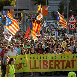 Cientos de personas participan en una manifestación que ha pasado por delante de los juzgados y por las calles de Sabadell para reclamar la puesta en libertad de los siete miembros de los CDR. /EFE