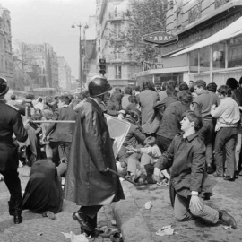  Antidisturbios de la Policía francesa reprimen una protesta de Mayo del 68 en París.- AFP