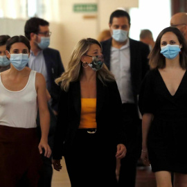 Las ministras de Trabajo y Economía Social, Yolanda Díaz (c); Igualdad, Irene Montero (i); y de Derechos Sociales y Agenda 2030, Ione Belarra. (EFE)