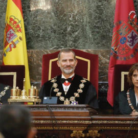 El rey Felipe VI, entre el presidente del CGPJ, Carlos Lesmes, y la ministra de Justicia, Dolores Delgado, en la ceremonia de apertura del Año Judicial, en el Tribunal Supremo EFE/Angel Díaz
