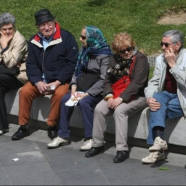 Varios pensionistas sentados al sol. E.P.
