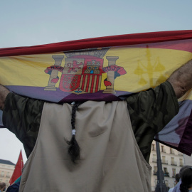  Un hombre con una bandera de la República, durante la manifestación contra la Monarquía, tras la huida de España de Juan Carlos I. REUTERS/Javier Barbancho