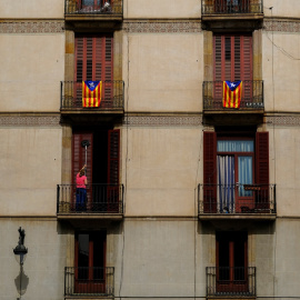 Balcones con esteladas en Barcelona, cerca de la Plaza de Sant Jaume, donde está el Palau de la Generaliltat. REUTERS/Nacho Doce